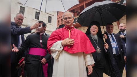 MLB(影)／教宗獲最棒感恩節禮物！記者在機上贈白襪名人堂球星球棒