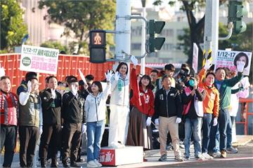 最強母雞衝刺初選　邱議瑩率高雄議員群站路口爭取支持