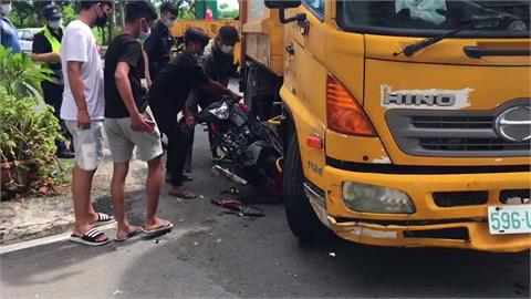 撞上右轉垃圾車　騎士摔車腳骨折　機車卡車底