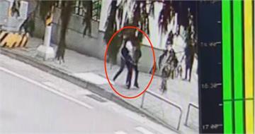 桃園驚傳隨機攻擊！國小生遭陌生女子「鎖喉拖行」　監視器畫面曝