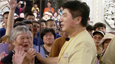 胡瓜到新北樹林粉絲暴動！阿嬤粉絲擦口紅看偶像排隊強親胡瓜