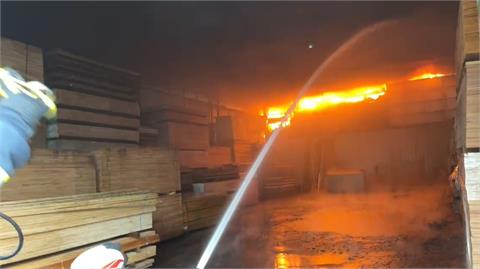 新北板橋工廠大火狂傳爆炸聲！　濃煙狂竄「這些地區」記得關門窗