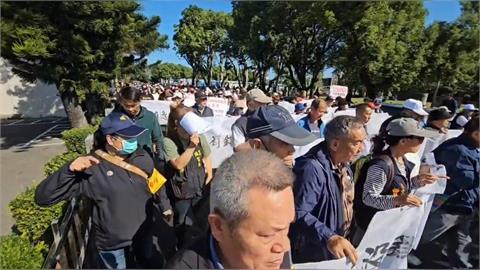 快新聞／徐榛蔚出來！光復逾500災民不滿未編洪災預算　赴縣府抗議畫面曝