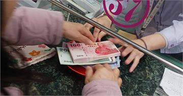 被新鈔轟炸！銀行員崩潰「做夢都在數鈔票」　免費紅包袋還被嫌醜