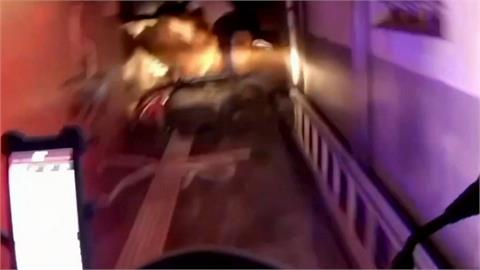 又是喪屍！騎士見警加速逃　進死巷還「棄車翻牆」