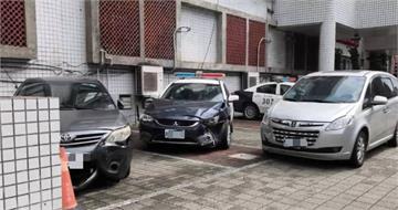 快訊／新莊駕駛衝上人行道　警車遭撞2行人送醫