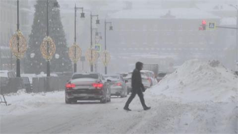交通大亂！俄羅斯莫斯科連日大雪　積雪超過50公分