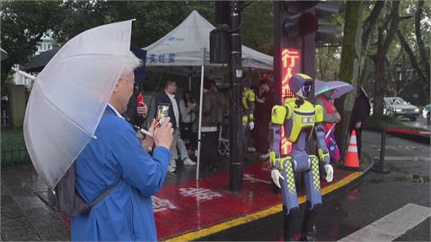 「金童玉女」顧交通？　上海交警機器人像紙紮人　網友：嚇人