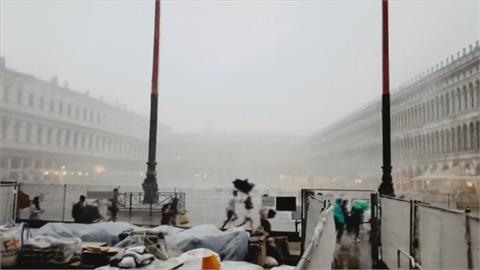 暴雨狂風席捲水都威尼斯　聖馬可鐘樓外牆磚吹飛觀光客撤離