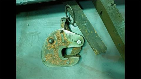吊具斷裂！2.5公噸鐵板從天降　樹林工廠員工被砸死