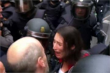 阻加泰隆尼亞公投 西國警察搶走投票箱