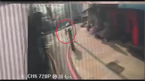 行人地獄奪命！公車右轉輾斃婦人　竟是議員周勝考前妻