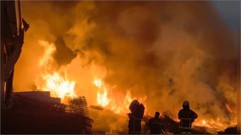 南投草屯垃圾場「廢棄床墊」起火! 熊熊火焰竄燒、消防出動8車馳援