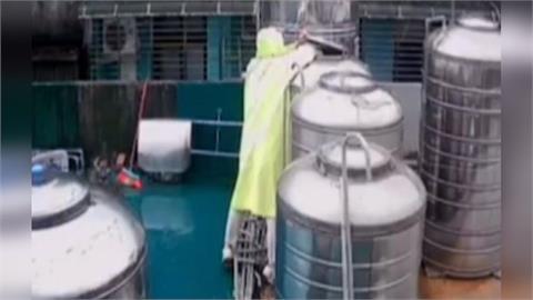 懷疑水塔遭鄰居倒漂白水　屋主監視器曝「有人開水塔攪動」！
