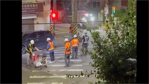 蘭雅國小周遭路面工程「凌晨趕工」　居民怒：吵到睡不了