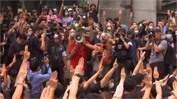 泰國怎麼了？民眾高舉「三指」爭自由 破天荒提出王室改革