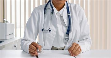 12歲男童發燒非流感！他「喊腳痛」醫一看驚：快送急診