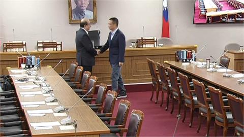 柯建銘挺過逼宮危機？　羅智強挖苦：恭喜戰勝主席