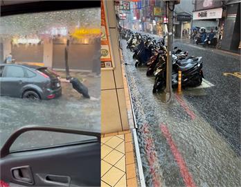 快新聞／雙北都淹了！　民眾涉水推車、冒險步行畫面曝
