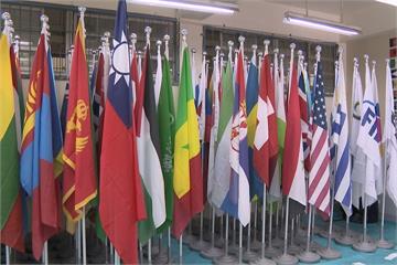瑠公國中收藏世大運141國家旗幟 打造「世界旗幟博物館」
