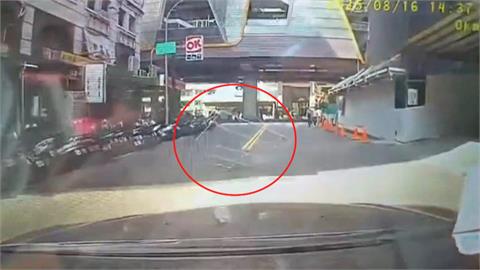 台中工地鷹架從天降！　「差2公尺險砸車」都發局要罰