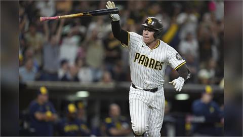 MLB(影)／延長賽再見安打險勝釀酒人！　教士連兩年晉級季後賽劇本都不同