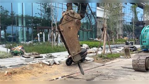 踢倒施工交通錐！　怪手攔住機車騎士雙方僵持爭執