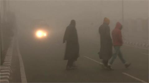 印度日夜溫差大形成濃霧　伸手不見五指白天也像黑夜