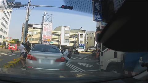 懸掛失竊車牌上路引警方注意　3人心虛逃逸遭捕1人竟是通緝犯