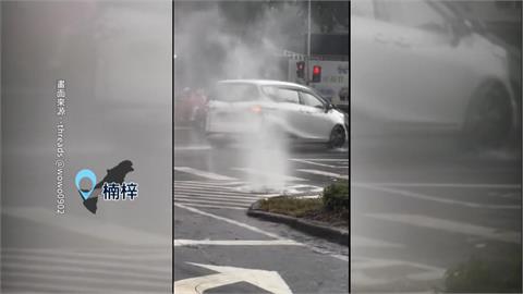 強降雨襲高雄！小港區上班時段大塞車　大寮騎士打滑自摔