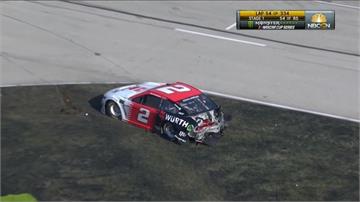 美國NASCAR又車禍 兩車自撞護欄再相撞