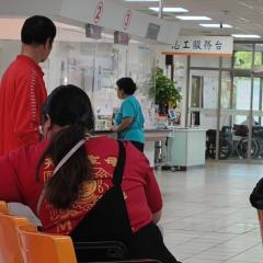 【有片】醫院內突爆激烈衝突 婦人怒摔設備遭以現行犯逮捕