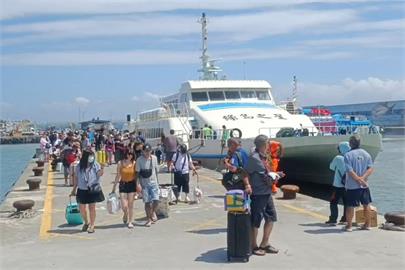 快新聞／小犬颱風來勢洶洶　綠島、蘭嶼遊客搭船返台「屁股會短暫飛起」