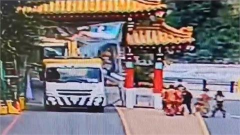台電包商施工未注意限高　太魯閣牌樓修復中鷹架又被撞