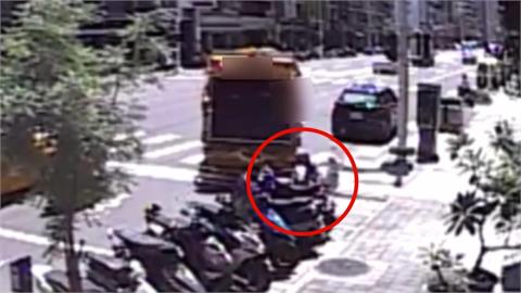 垃圾車迴轉撞倒一排車竟直接開走　駕駛：不知情