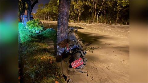 騎士馬太鞍便橋路段一迴轉遇「泥流」慘摔　重機漂走