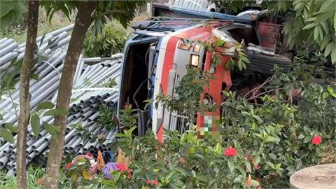 疑煞車失靈？　國3斗六交流道口貨車衝破護欄翻覆