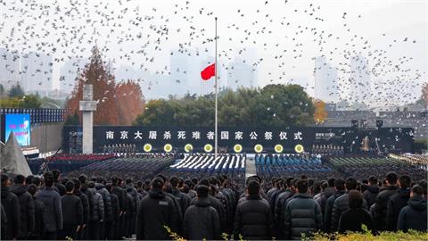 快新聞/兩面手法?中官方低調紀念南京大屠殺 解放軍PO圖「大刀斬首日骷髏」威脅
