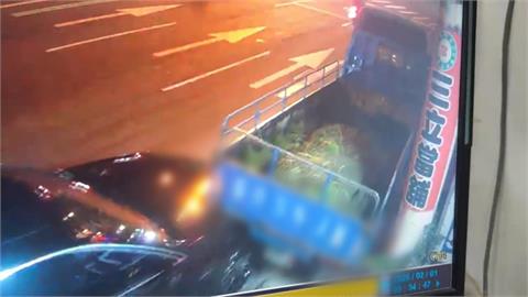 撞完落跑！　轎車撞路旁載菜小貨車「肇事逃逸」