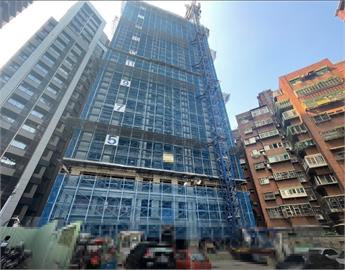 快新聞／板橋女工人進行「電梯維護」　疑失足「4樓直墜地下2樓」失去生命跡象