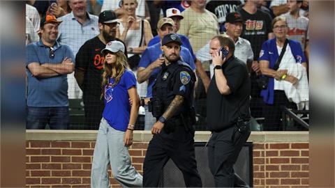 MLB(影)／小熊女球迷突然闖入外野警戒區還跳舞！遭主場金鶯球迷猛噓警察押出場