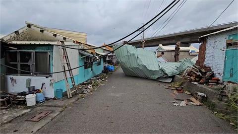 有家歸不得！台南鹽埕里受颱風肆虐　住家變成「露天房」