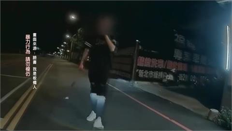 恐怖！新北板橋惡煞持鐵棍　路中攔車隨機攻擊騎士