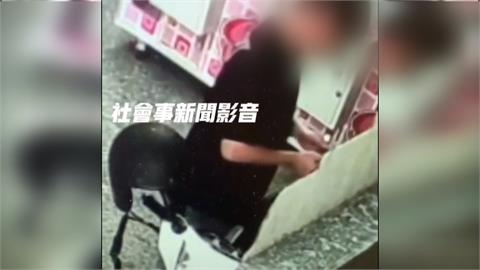 惱羞？男疑不滿夾娃娃「夾不到」　竟掏打火機燒毀3機台