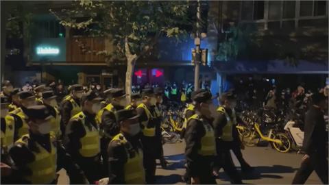 「封控到失控」抗議遍地開花　BBC記者報導上海示威遭暴力抓捕