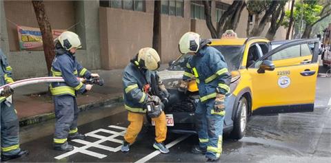 快新聞／疾管署旁發生火燒車意外！　駕駛與熱心騎士急拿滅火器噴灑