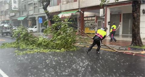 17級狂風「路樹倒、鐵皮飛」高雄警衝現場清理　網暖哭：他們也有家人