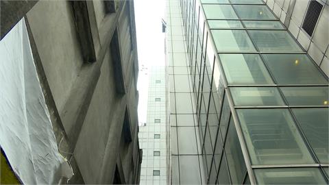 疑個子不夠高「關窗失足」　KTV女員工從8樓墜落身亡