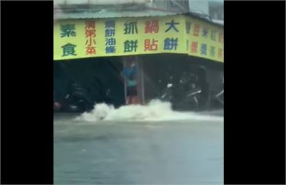 快新聞／豪雨強襲台中市  台灣大道成「河道」騎士疑遭沖倒