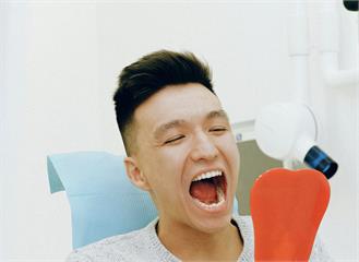 一咬東西就痛、咔啦聲？   不是小事！顳顎關節障礙其實影響全身